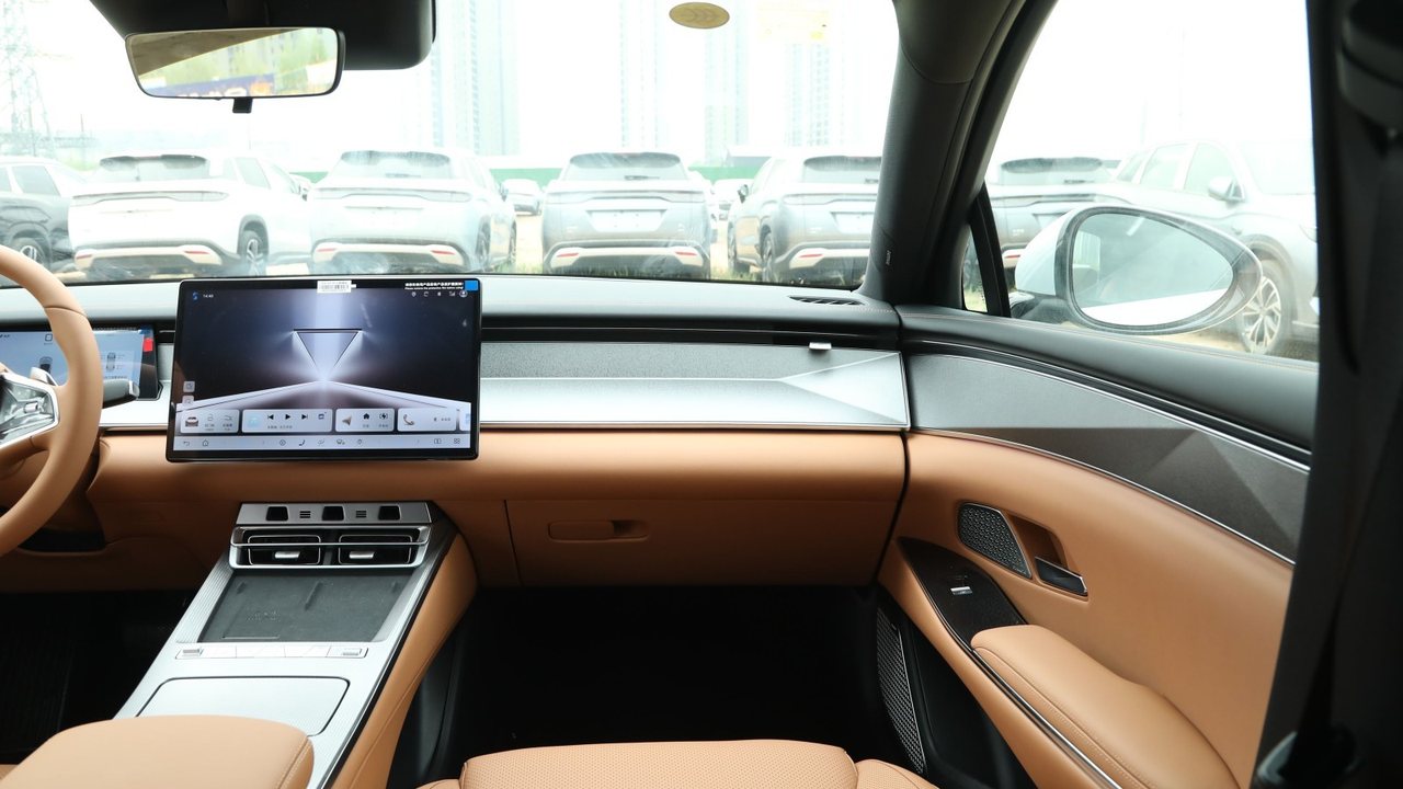 Han L interior