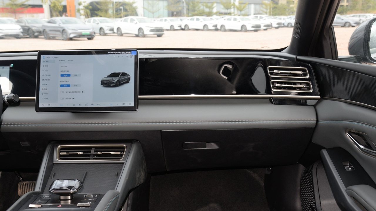 Qin L interior