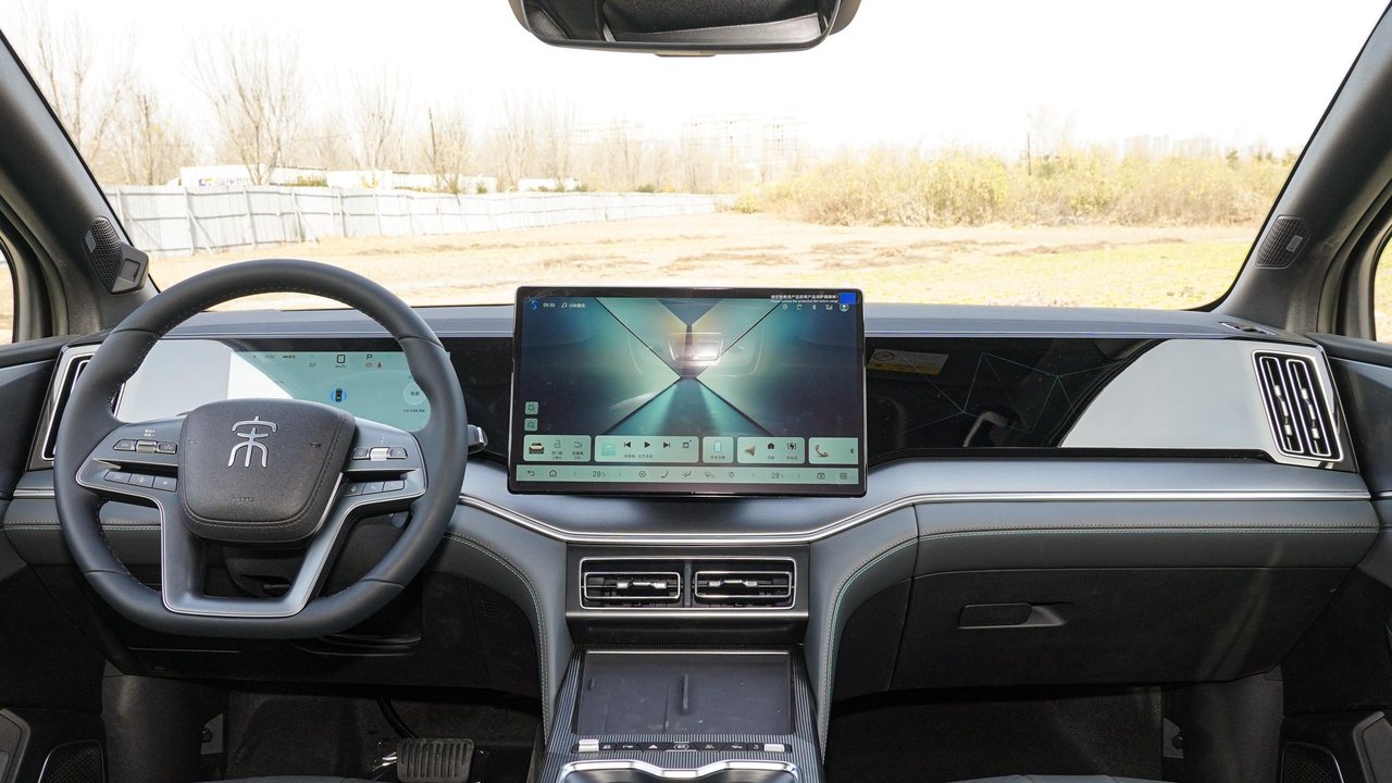 Song L DM-i interior