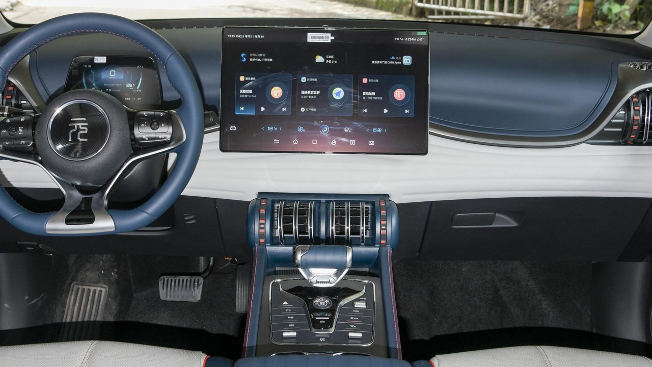 Yuan PLUS interior