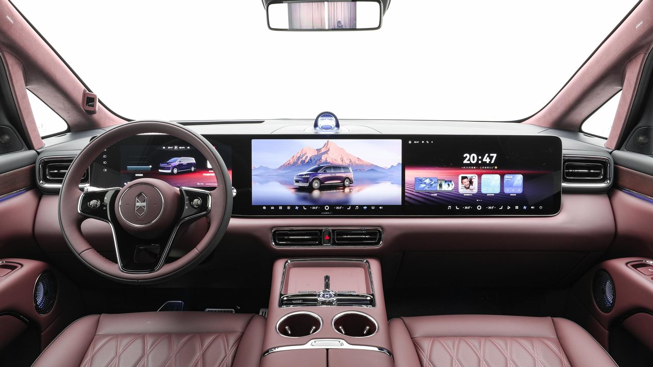 Luxeed V9 interior